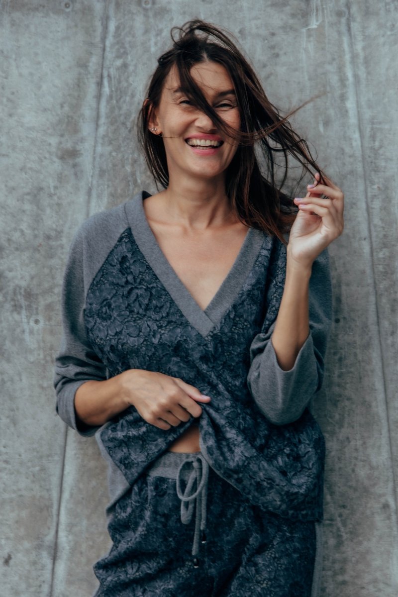 Sivá čipková mikina